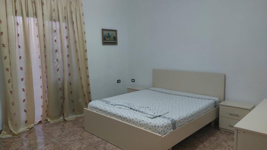 🏠Via Jordan Misja, vicino a Mobileri Mondial, affittasi secondo piano di una villa 1+1, arredata. 320 Euro   