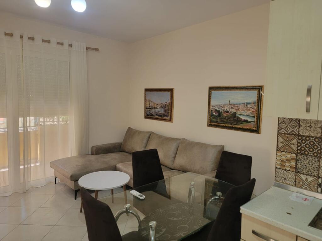 Ofrohet me qira apartament (2+1) Kodra e Diellit