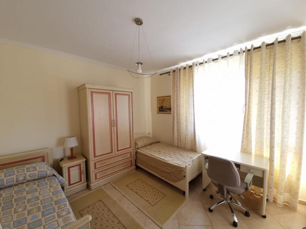 Jepet me qera super apartament 3+1+2+3bllk te Rr. E Elbasanit