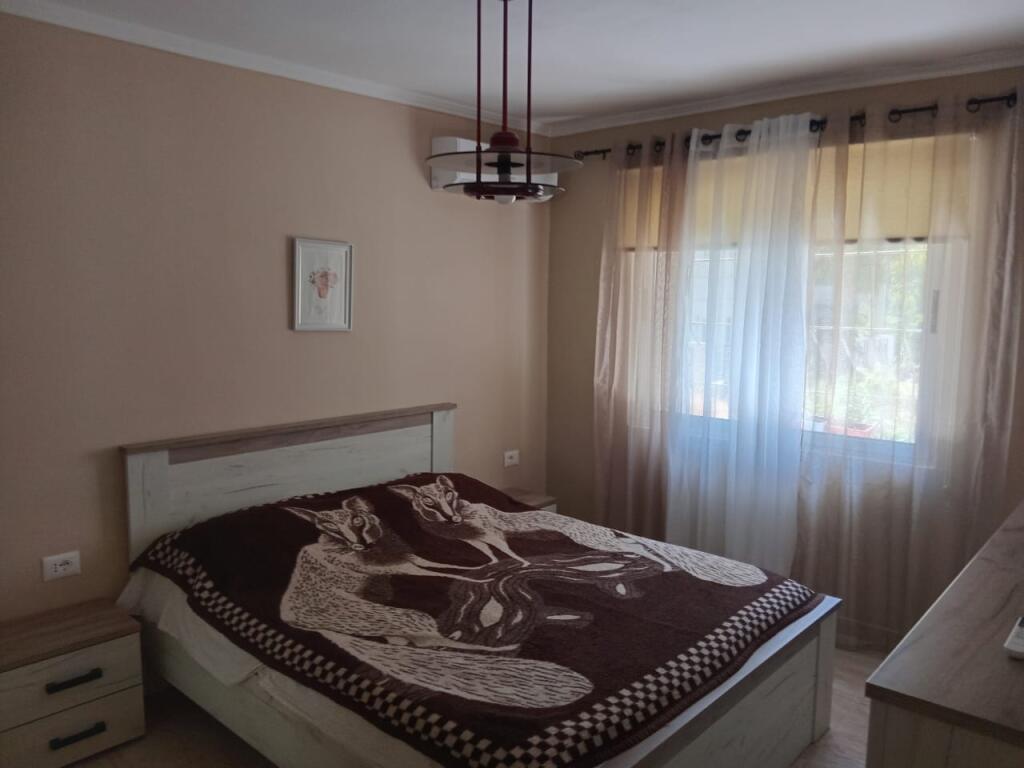 🏢Pak minuta larg Sheshit Avni Rustemi,Rr.Tefta Tashko Koco,jepet me qera apartament 2+1,i mobiluar.700Euro