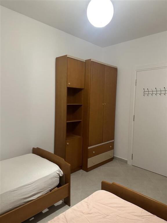 Ofrohet me qira apartament (2+1) Kodra e Diellit