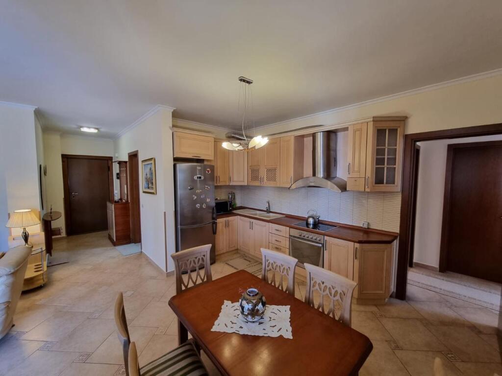 Jepet me qera super apartament 3+1+2+3bllk te Rr. E Elbasanit