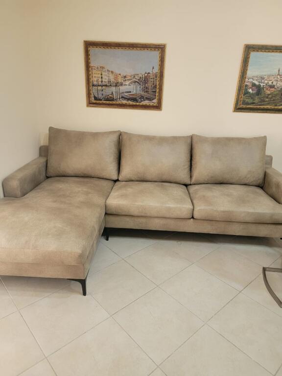 Ofrohet me qira apartament (2+1) Kodra e Diellit