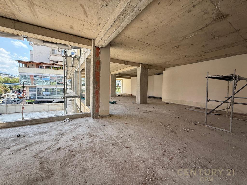 Commercial Space for Rent with 4 Parking Spaces – Near Zogu i Zi