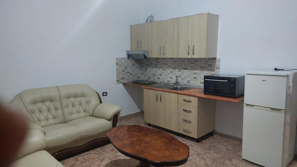 🏠Via Jordan Misja, vicino a Mobileri Mondial, affittasi secondo piano di una villa 1+1, arredata. 320 Euro   