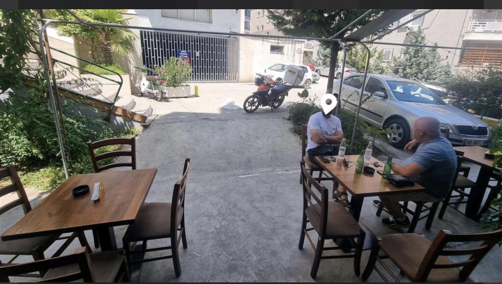 Business premises with veranda, dry lake, 500 euros