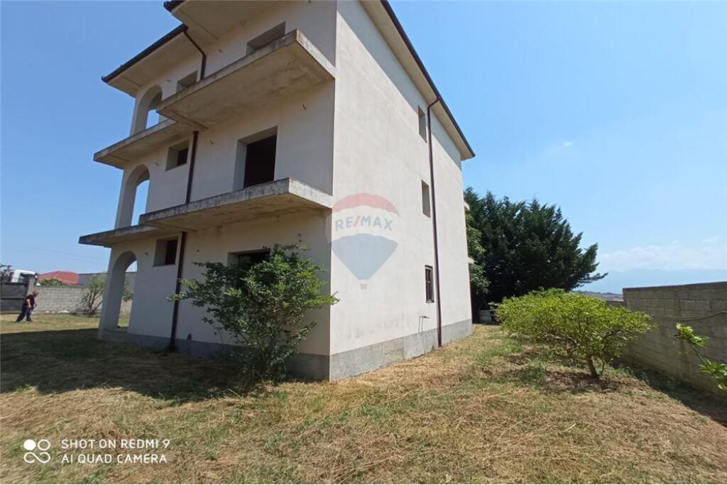 VILLA FOR SALE NEAR CITY PARK