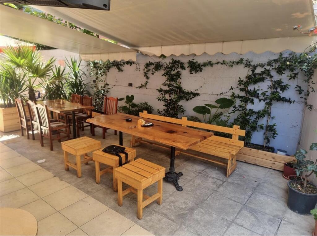 Business premises with veranda, dry lake, 500 euros
