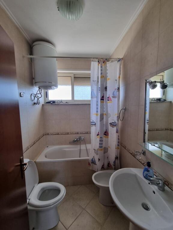 Jepet me qera super apartament 3+1+2+3bllk te Rr. E Elbasanit