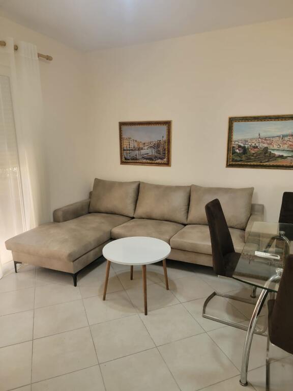 Ofrohet me qira apartament (2+1) Kodra e Diellit