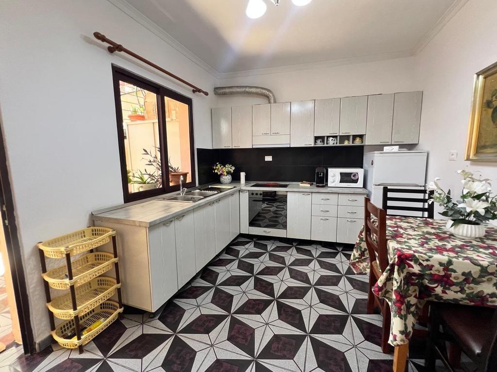 Affittasi appartamento 1+1, primo piano – Ali Demi 400 € /Mese
