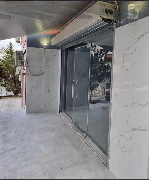 Business premises with veranda, dry lake, 500 euros