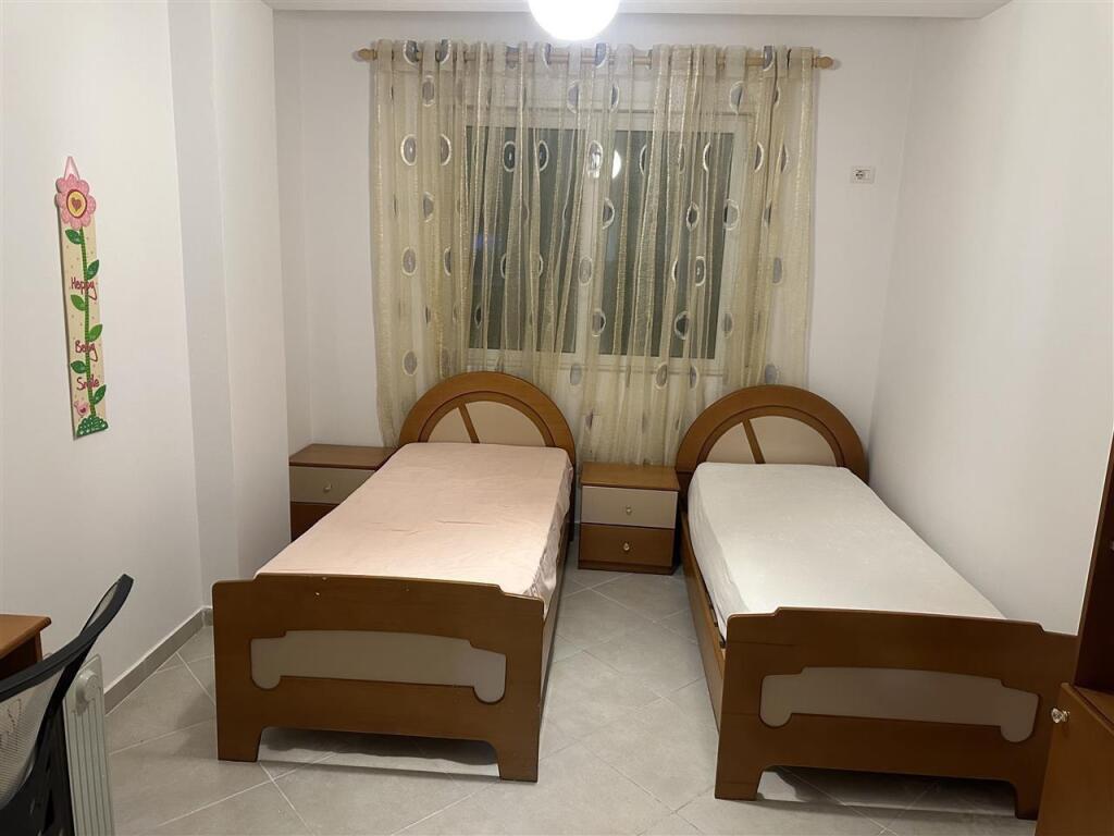 Ofrohet me qira apartament (2+1) Kodra e Diellit