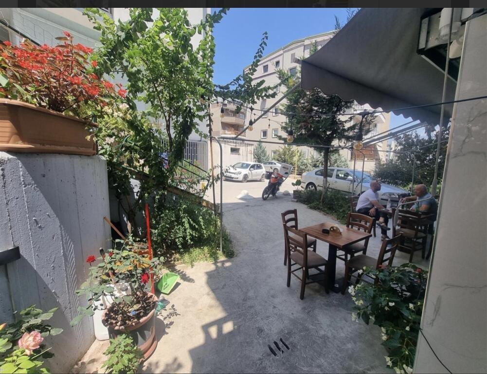 Business premises with veranda, dry lake, 500 euros