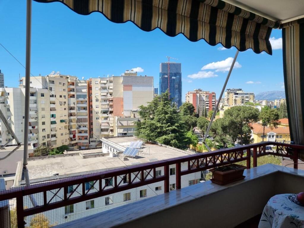 Jepet me qera super apartament 3+1+2+3bllk te Rr. E Elbasanit
