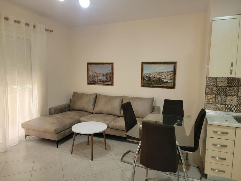 Ofrohet me qira apartament (2+1) Kodra e Diellit