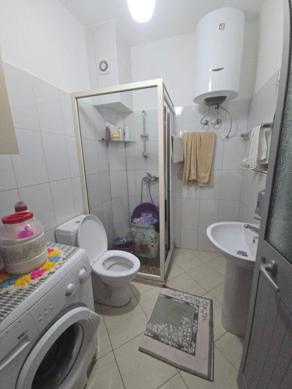 AFFITTASI APPARTAMENTO 1+1 VICINO ALL'ACQUEDOTTO, DURRËS