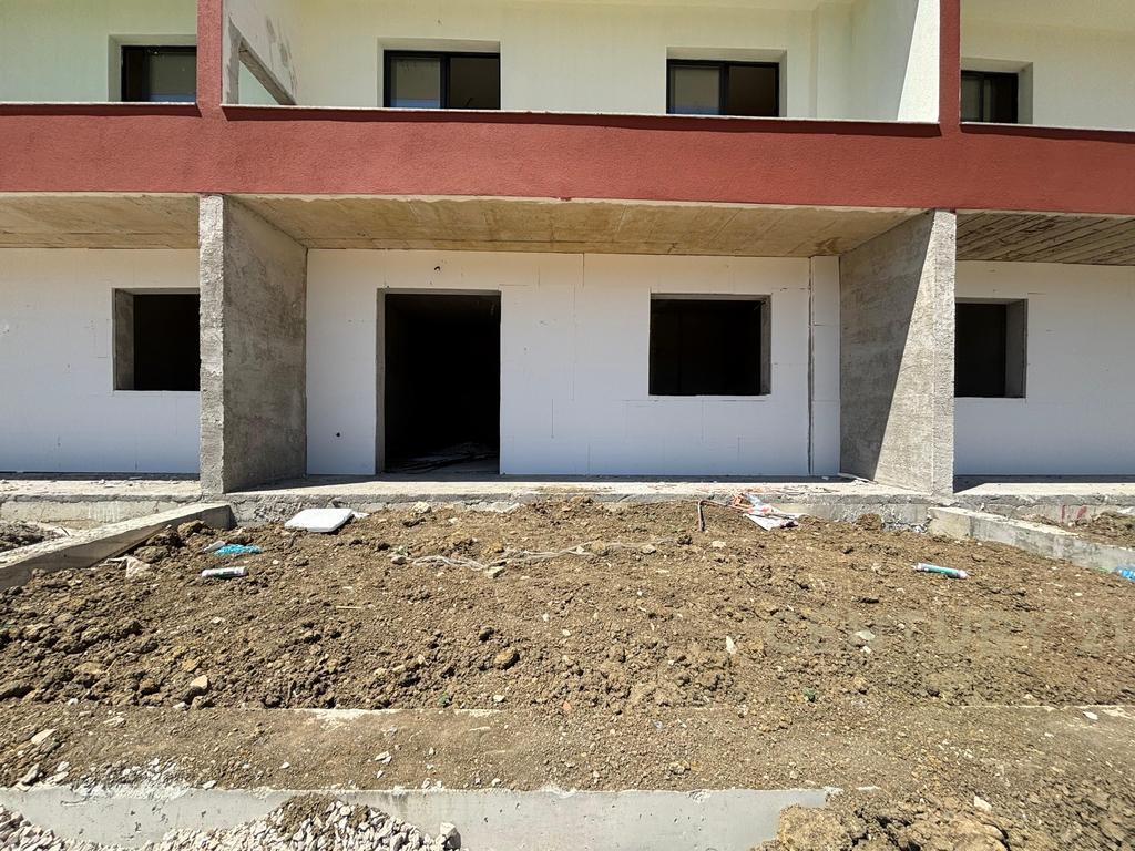 VENDESI APPARTAMENTO 1+1 CON CORTILE NELLA RESIDENZA EON, GOLEM!