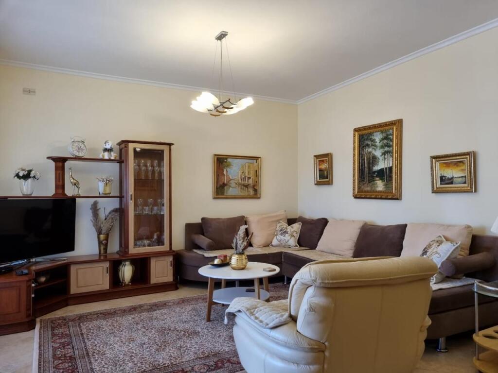 Jepet me qera super apartament 3+1+2+3bllk te Rr. E Elbasanit
