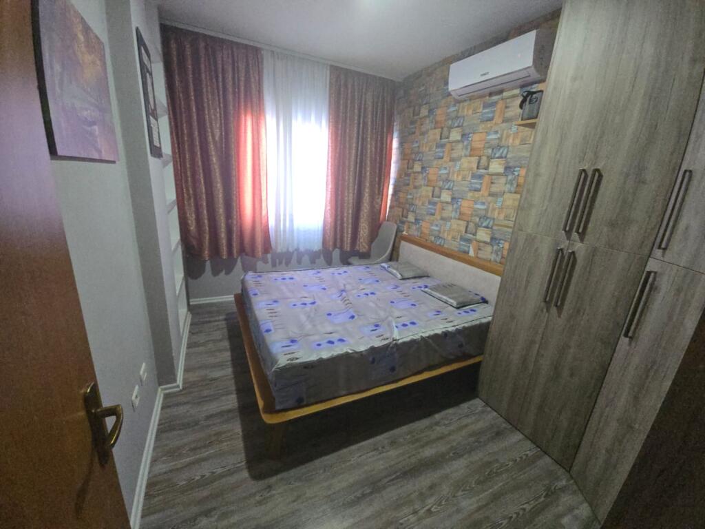 AFFITTASI APPARTAMENTO 1+1 VICINO ALL'ACQUEDOTTO, DURRËS