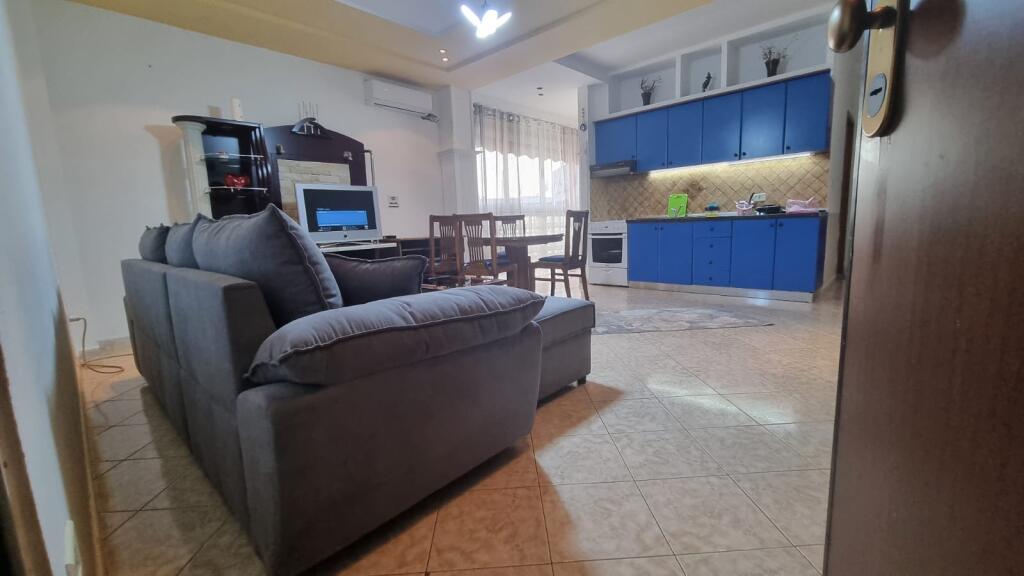 Jepet me qira 2+1+1 ZOGU I ZI 500€