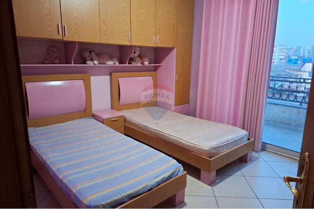 In affitto il secondo piano di una villa su 2 piani, vicino all'Università Barleti a Selite.