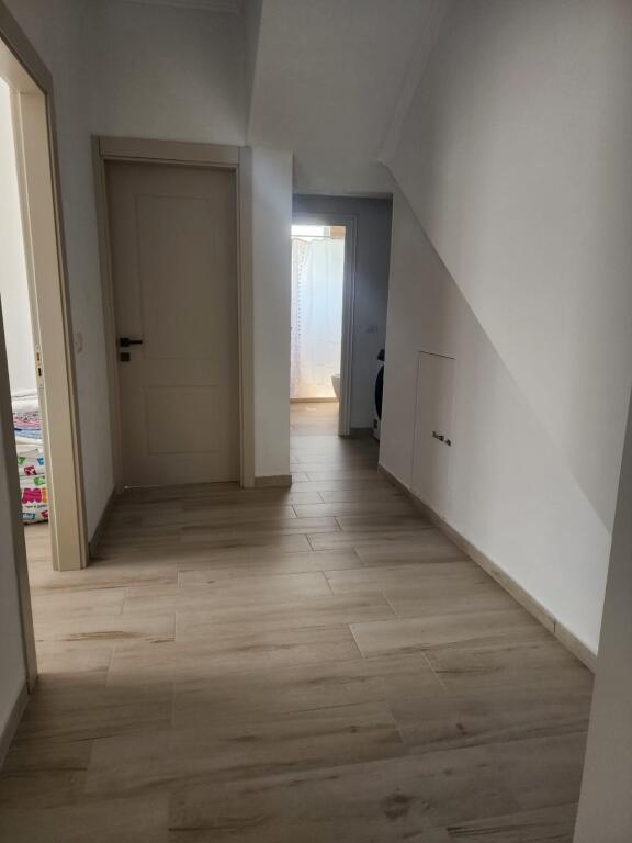 Jepet hyrje 2+1 me qera ne Shkoze , rr Ali Shefqeti