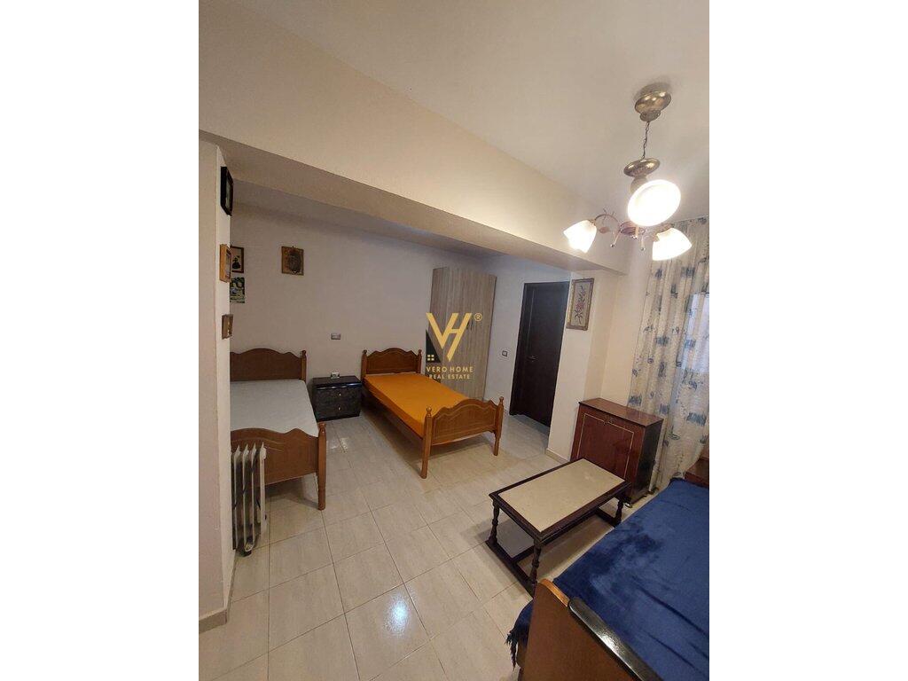 JEPET SHTEPI 2+1+VERANDE ME QERA TE TREGU ELEKTRIK 40.000 LEKE
