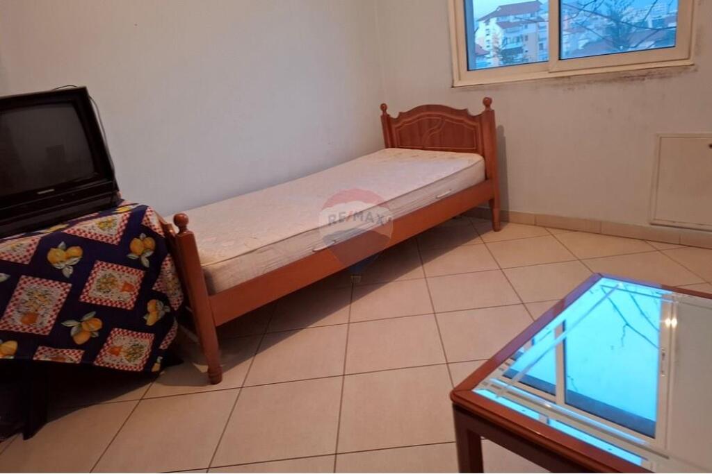 In affitto il secondo piano di una villa su 2 piani, vicino all'Università Barleti a Selite.