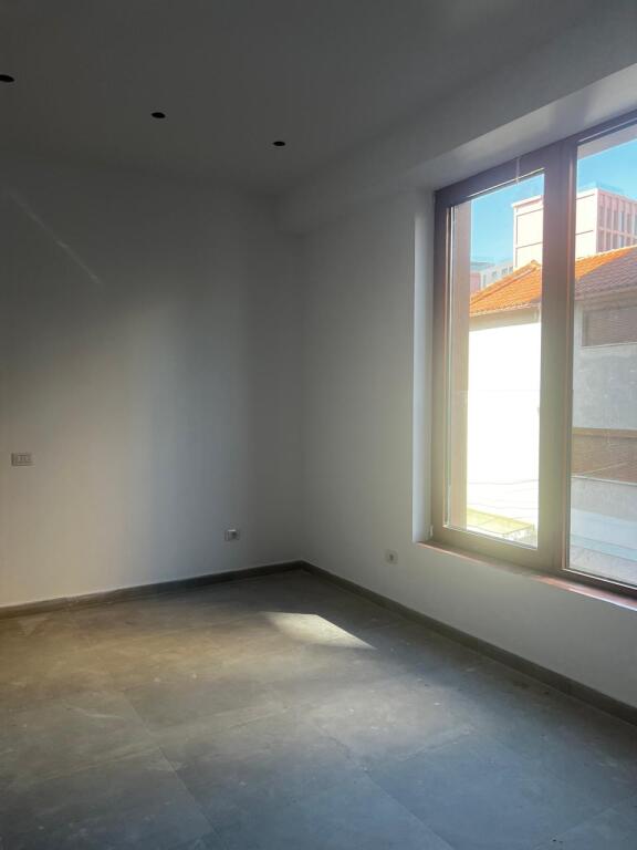 UFFICIO IN AFFITTO 50 M2 VIA KAVAJES 1.000 EURO