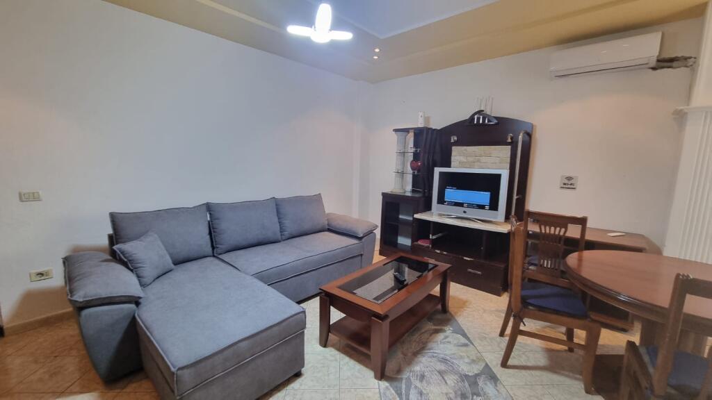 Jepet me qira 2+1+1 ZOGU I ZI 500€