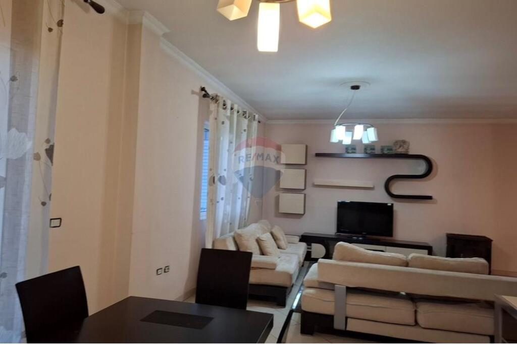 In affitto il secondo piano di una villa su 2 piani, vicino all'Università Barleti a Selite.