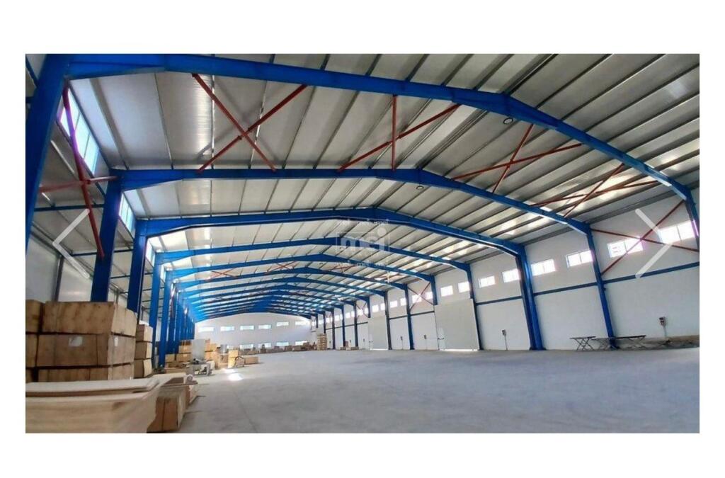 Jepet me qira ambient industrial/magazinë 📍 Buzë Autostradës Durrës-Tiranë, km 5 📐 Sipërfaqe: 5,000 m² 💶 Çmimi: 2 €/m²