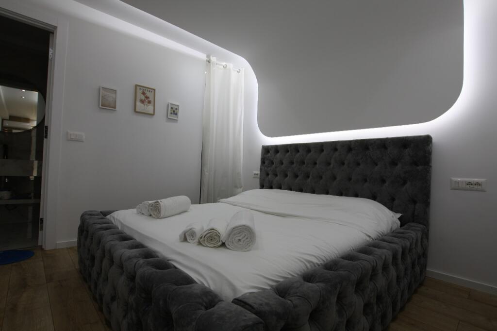 For Rent: Studio Apartment 📍21 Dhjetori (Near Vodafone) – €550 – Size: 35m² – 100% Brand New ✨