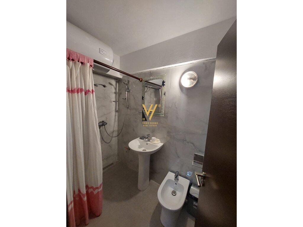 JEPET SHTEPI 2+1+VERANDE ME QERA TE TREGU ELEKTRIK 40.000 LEKE