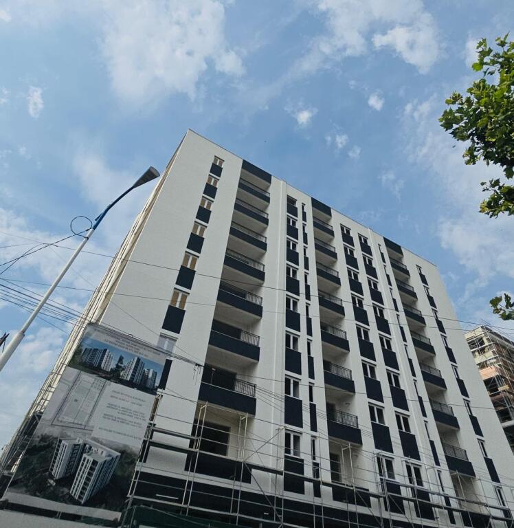 Studio apartment for sale in Paskuqan at the tiling stage.