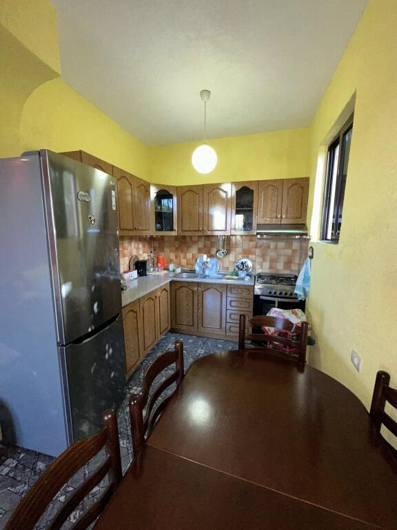 VENDESI Casa Privata • 1 Piano + Terreno 📍 Indirizzo: Scuola Eftali Koci💶 Prezzo: 125.000€