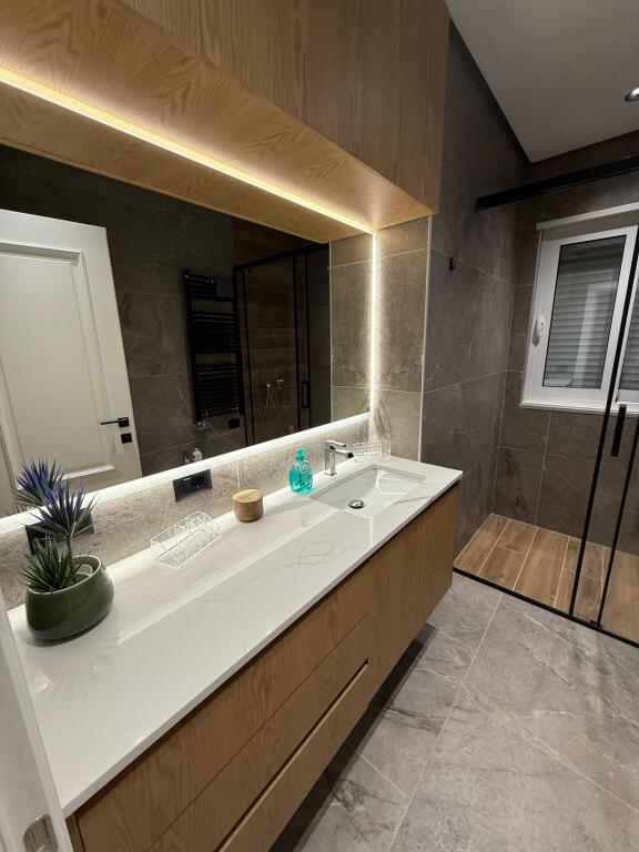 Apartament luksoz me qira