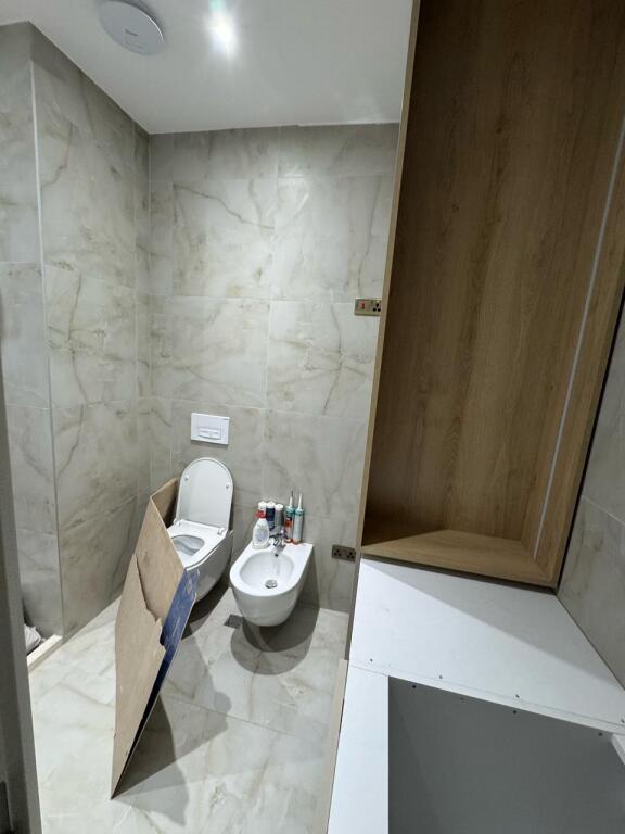 Jepet me qira apartament 1+1 me parkim – Mangalem 21, Ali Dem – 500€    💶 Çmimi: 500€/muaj (me parkim të përfshirë)