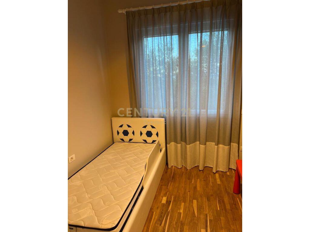 🌿 SECRET GARDEN – Jepet me Qira Apartament 3+1+2 + Kopsht & 2 Poste Parkimi