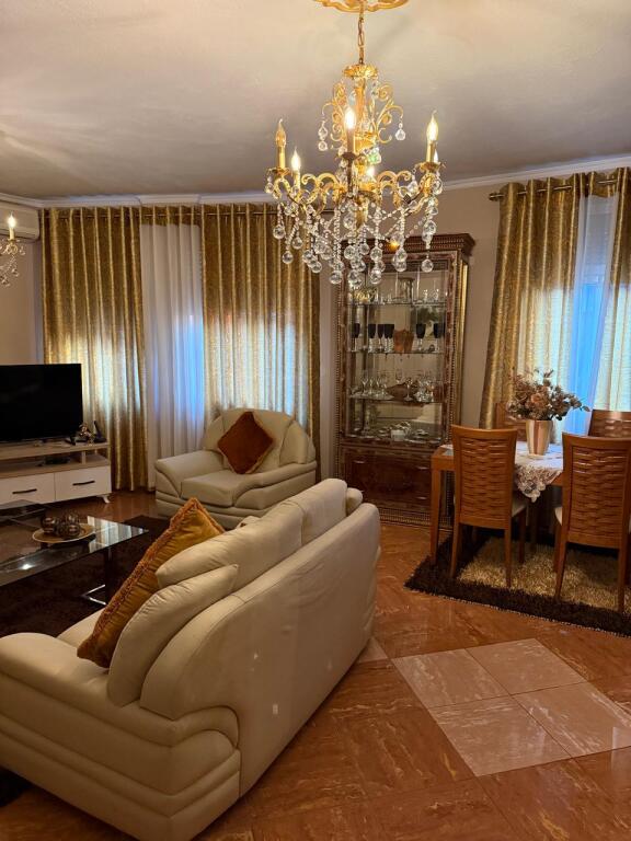 JEPET ME QERA APARTAMENT 2+1 800 EURO QENDER PIAZZA