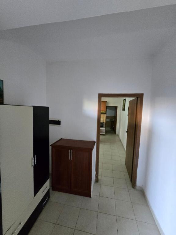 Apartament 1+1+1 Ballkon për Shitje në Rruga e Dibrës,.