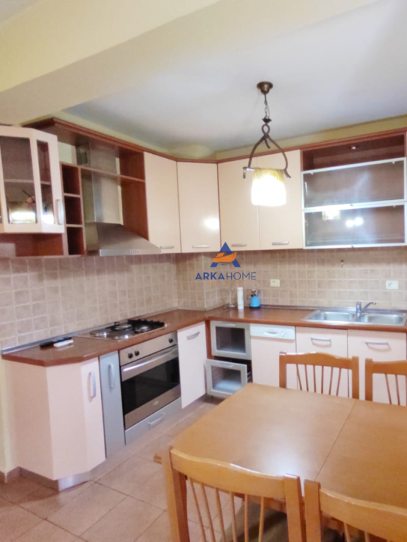 JEPET APARTAMENT ME QERA 1+1+BALLKON "RRUGA NDRE MJEDA,ISH PARKU I AUTOBUZAVE" 550 EURO.