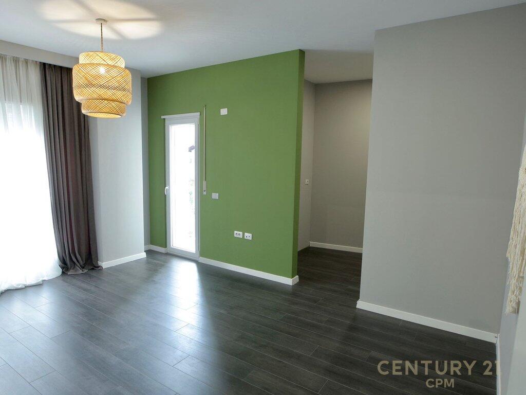 Shitet Apartament 1+1 pranë Qendrës.