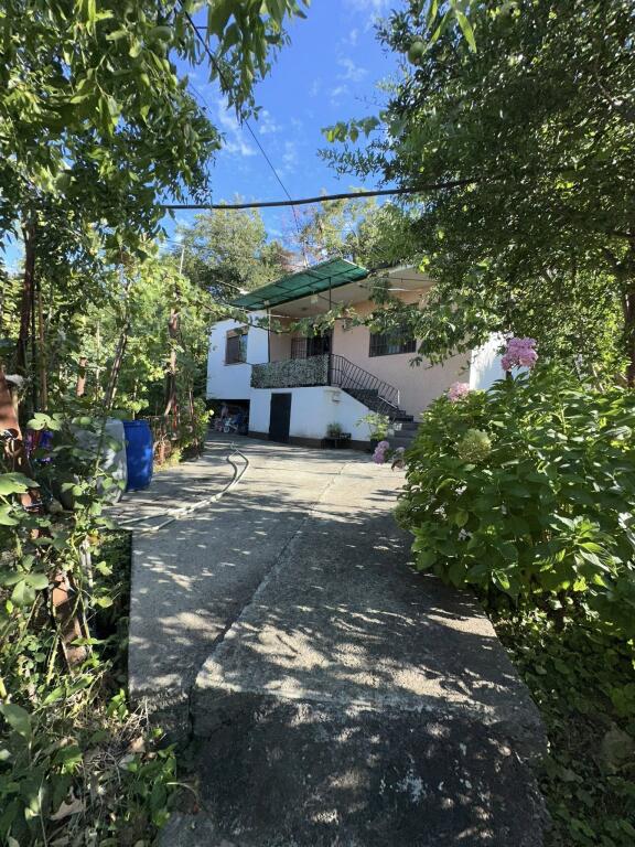VENDESI Casa Privata • 1 Piano + Terreno 📍 Indirizzo: Scuola Eftali Koci💶 Prezzo: 125.000€