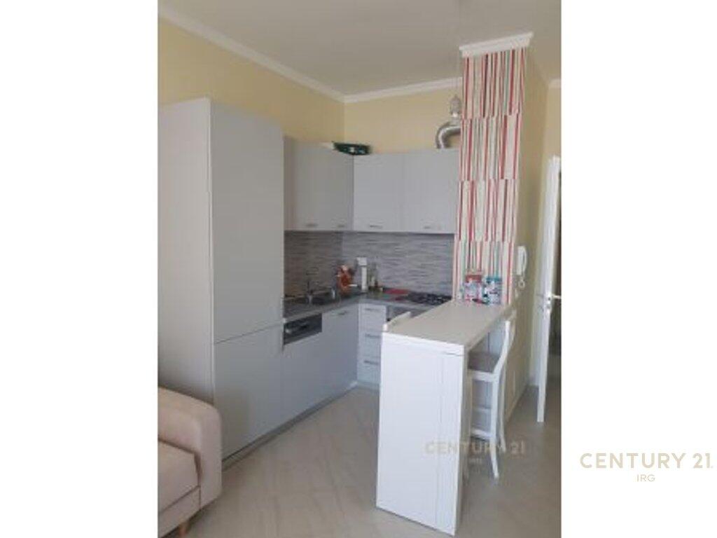 Appartamento 1+1 in affitto a Komuna e Parisit