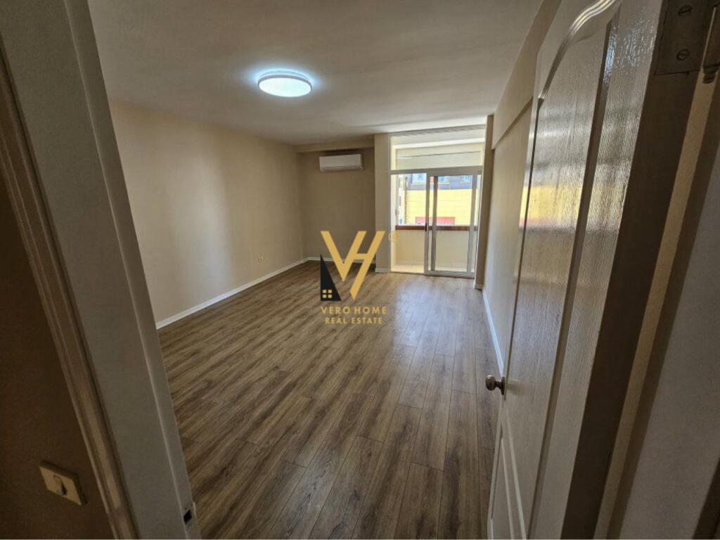 JEPET ZYRE 130 M2 ME QERA NE QENDER 1.300 EURO