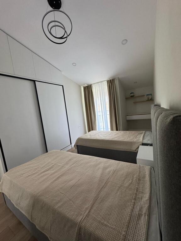 Jepet me Qera Vile ,Rruga e Vilave ,Teg, 1100 Euro/Muaj