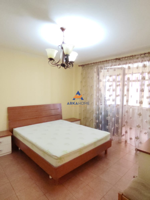 JEPET APARTAMENT ME QERA 1+1+BALLKON "RRUGA NDRE MJEDA,ISH PARKU I AUTOBUZAVE" 550 EURO.