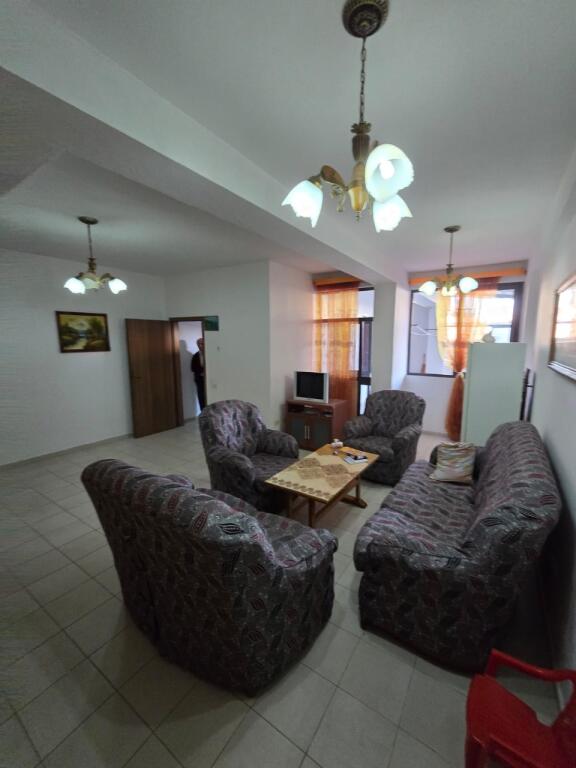 Apartament 1+1+1 Ballkon për Shitje në Rruga e Dibrës,.